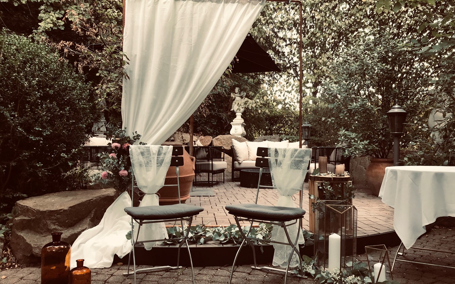 Hochzeitszeremonie unter freiem Himmel im Bad Bubendorf Hotel