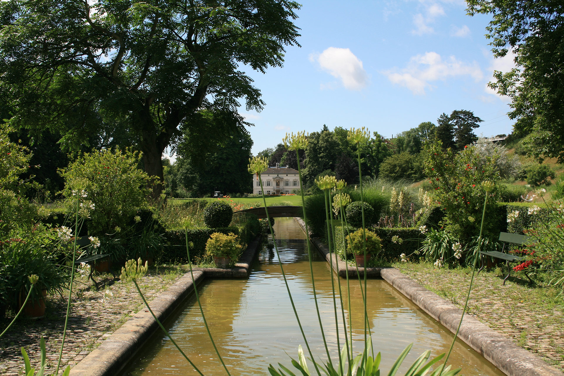 Merian-Gärten,-Villa-richtung-Sued-uber-kanal-Sommer-07.jpg